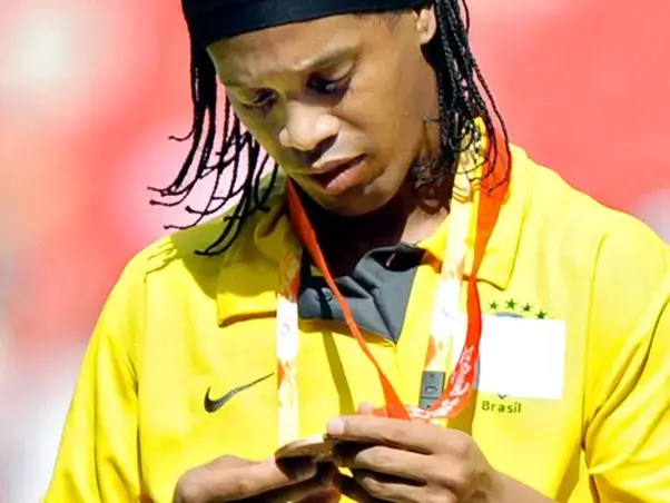 Ronaldinho Gaúcho recebendo medalha