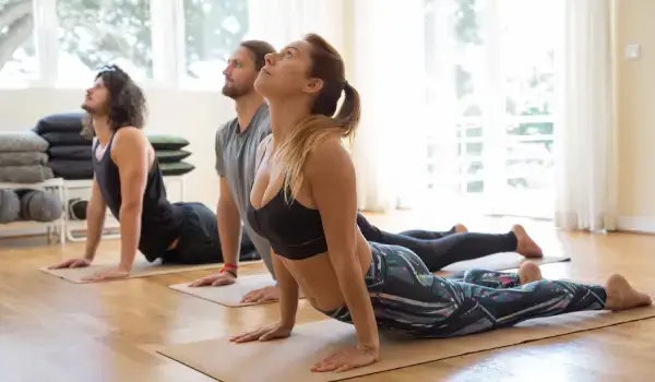 Grupo de amigos praticando yoga